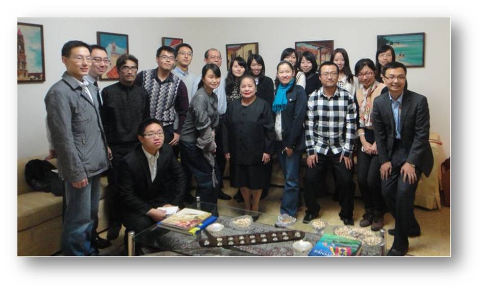 Beijing Ambassador opens her home to chinese students and media1