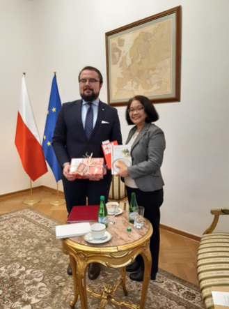 Warsaw Calls on Polish MFA 3