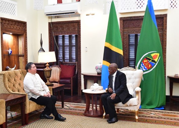 Nairobi Amb Alex Chua PresCred Tanzania 2