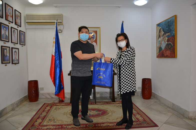 Receives Face Masks Forehead Thermometer 1