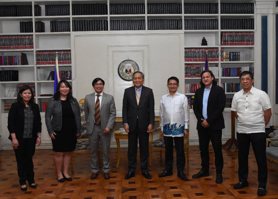 DFA Officials with Justice Peralta 1