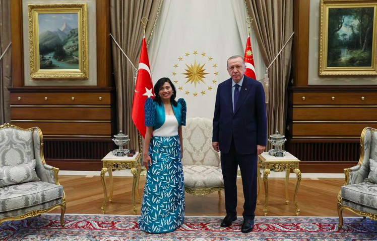 Presents Credentials to Turkish President 3