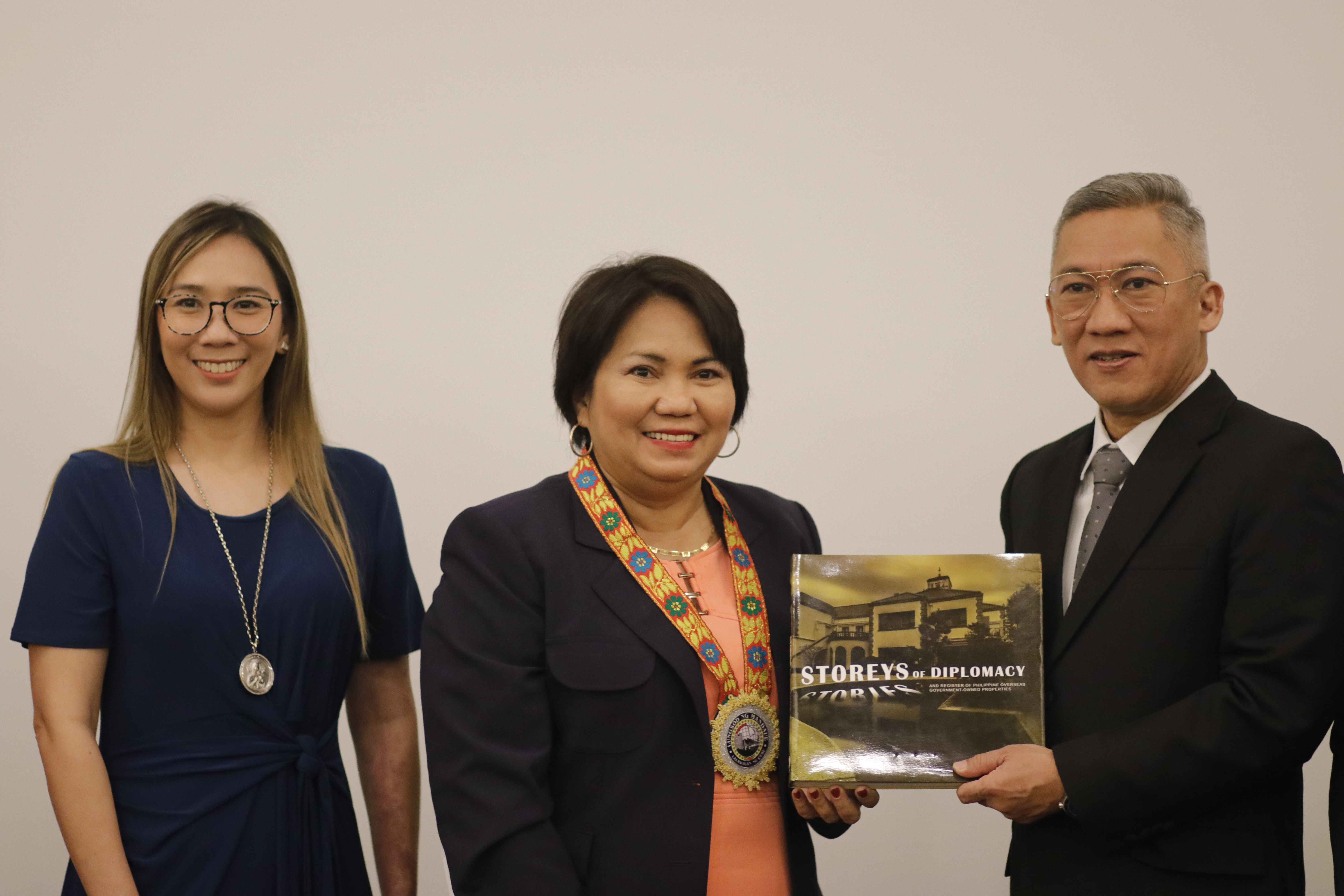 3 Mandaue City Mayor JOnas Cortes Receives the book