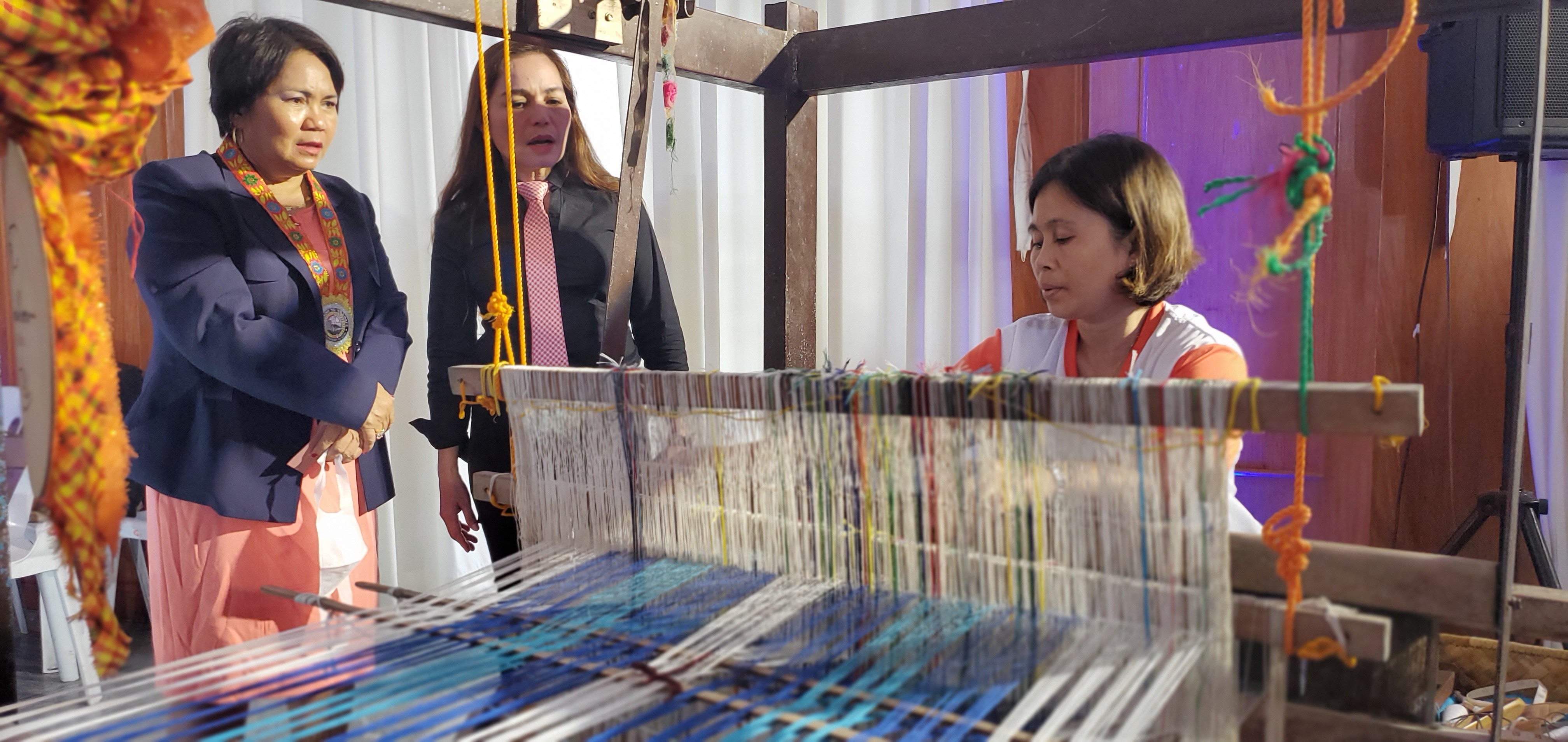 7 Amb Jamoralin looks at weaver